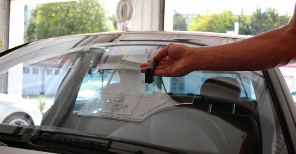 Frontscheibenreparatur im Fahrersichtbereich ist unzulässig, lassen Sie sich vom Profi beraten. Ihr Team der Autoglaserei in Chemnitz